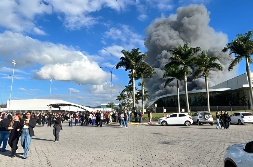 Incêndio de grandes proporções atinge fábrica têxtil em Itajaí