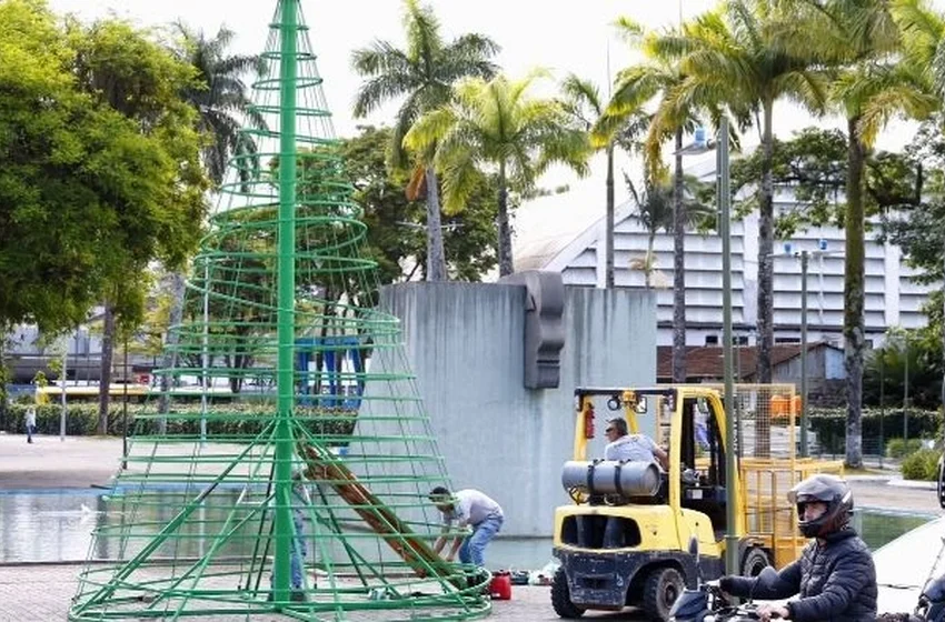 Joinville inicia montagem do Natal com árvore de 6 metros no Centro