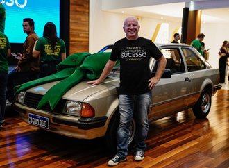 Diretor da Havan é presenteado com réplica de seu primeiro carro ao completar 40 anos de empresa