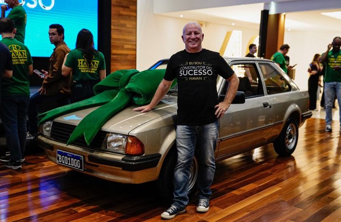 Diretor da Havan é presenteado com réplica de seu primeiro carro ao completar 40 anos de empresa