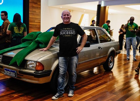Diretor da Havan é presenteado com réplica de seu primeiro carro ao completar 40 anos de empresa