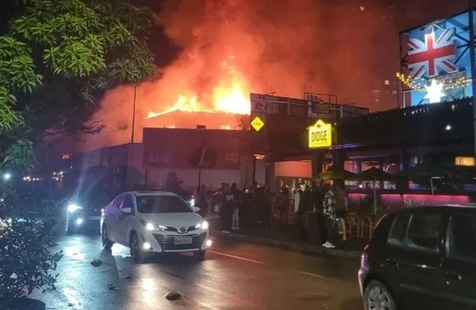 Incêndio de grandes proporções atinge espaço de eventos e provoca evacuação no Centro de Joinville