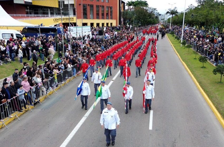 Desfile de 7 de Setembro reúne cerca de 15 mil pessoas em Joinville