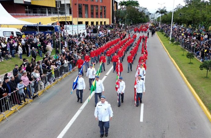 Desfile de 7 de Setembro reúne cerca de 15 mil pessoas em Joinville