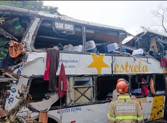 Nove pessoas morrem em tombamento de ônibus em Petrópolis