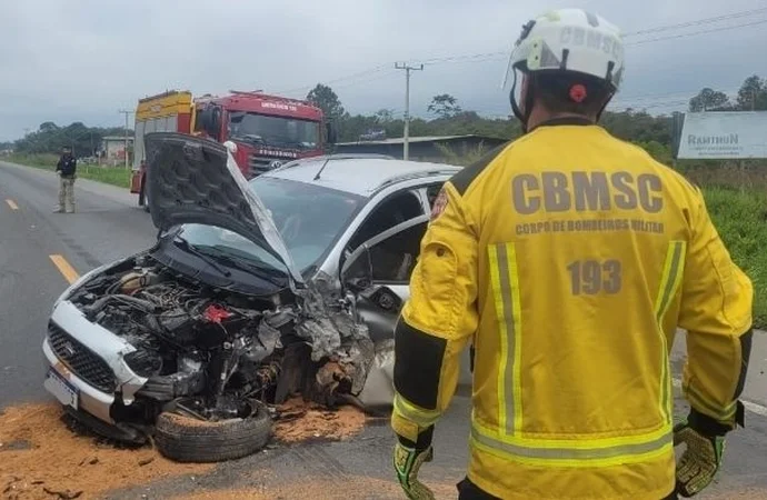 Colisão entre ônibus e dois carros deixa ferido na BR-280 em Araquari