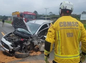 Colisão entre ônibus e dois carros deixa ferido na BR-280 em Araquari