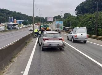 Colisão entre carros interdita parcialmente a BR-101 em Joinville e causa lentidão