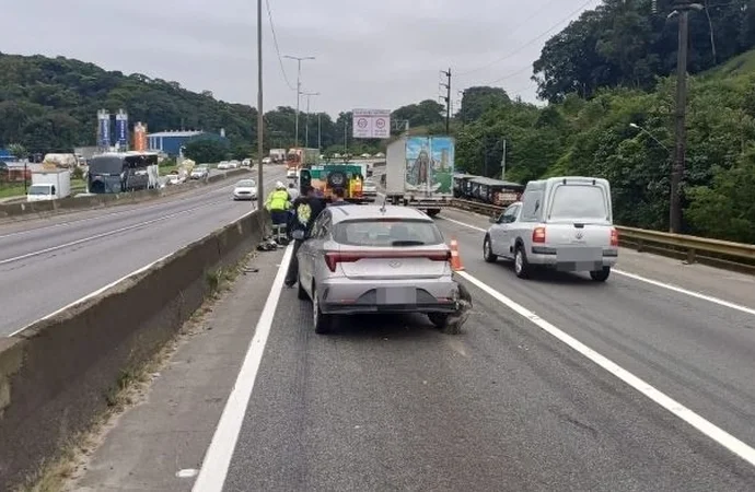 Colisão entre carros interdita parcialmente a BR-101 em Joinville e causa lentidão