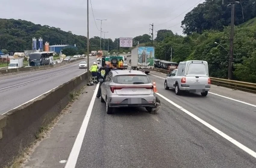 Colisão entre carros interdita parcialmente a BR-101 em Joinville e causa lentidão