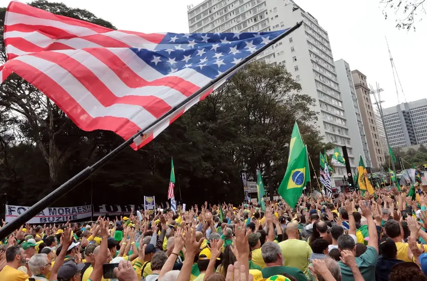 Ato pró-Bolsonaro une governadores e parlamentares de direita em SP
