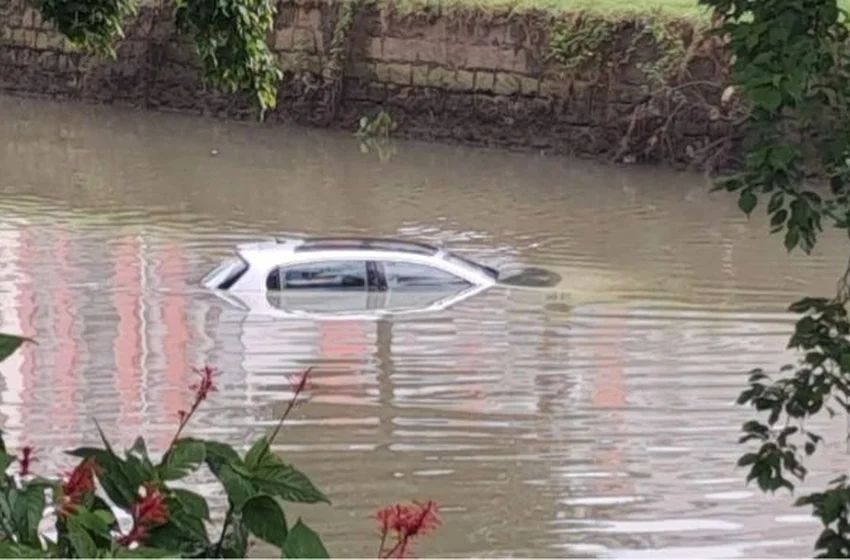 Carro cai no Rio Cachoeira após pane mecânica em Joinville