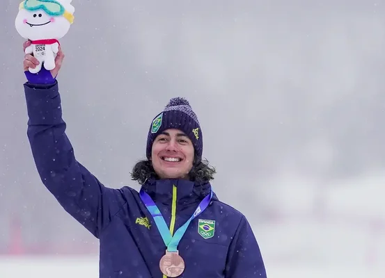 Catarinense de 17 anos ganha medalha inédita em Jogos Olímpicos de Inverno