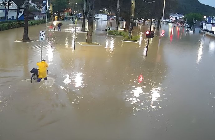Chuva de 20 mm em uma hora alaga Joinville e para ônibus no Centro