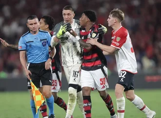 Conmebol anula 2º amarelo e libera Plata para defender o Flamengo