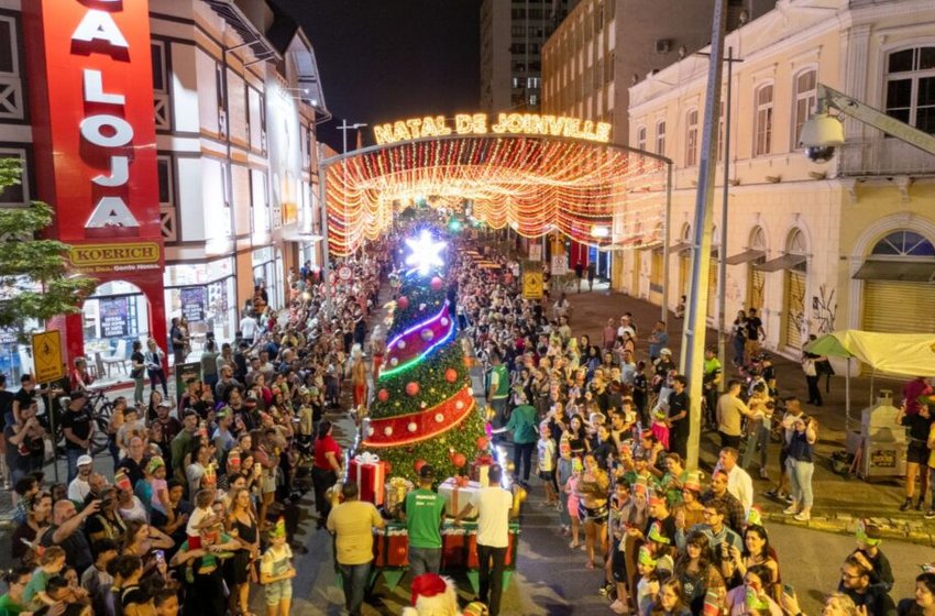 Desfile de Natal encantou público que lotou a Rua do Príncipe para assistir a atração