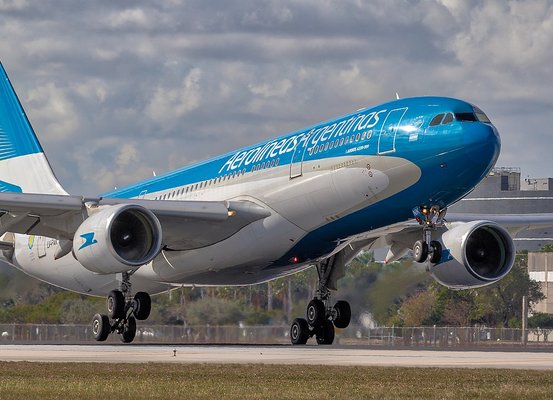 Florianópolis terá até 10 voos diários para Argentina na alta temporada, anuncia aeroporto
