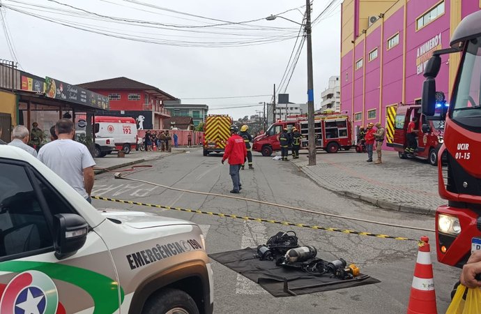 Homem morre após incendiar restaurante em Joinville; quatro ficam feridos