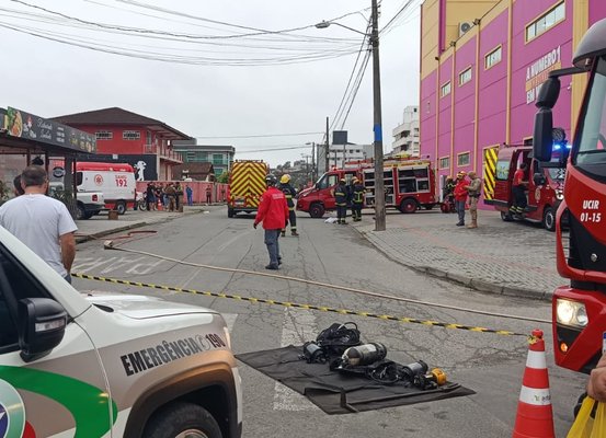 Homem morre após incendiar restaurante em Joinville; quatro ficam feridos