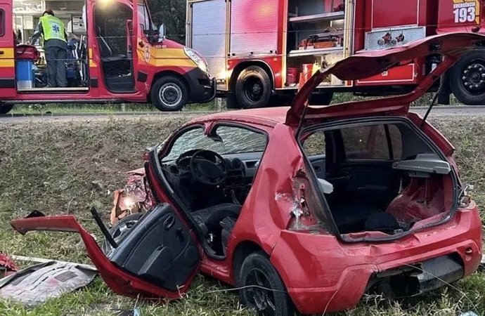 Jovem de 27 anos fica ferido em colisão com caminhão na SC-417, em Garuva