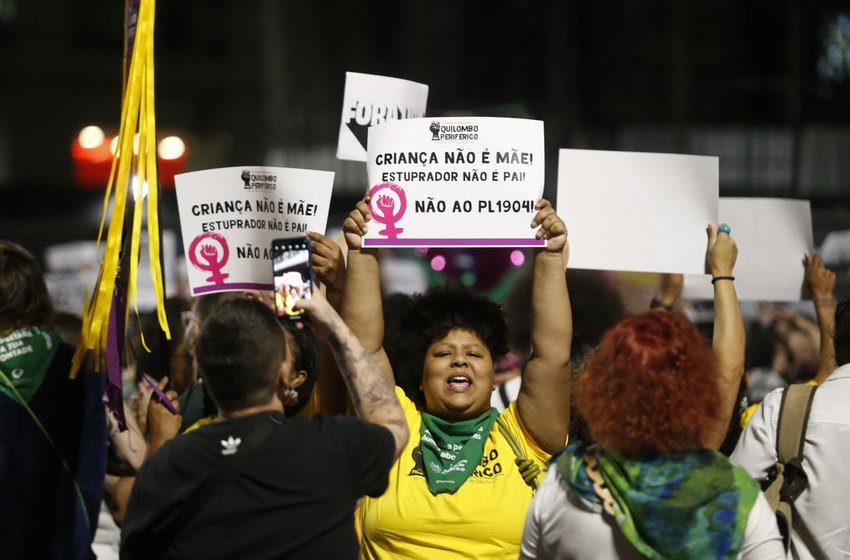 Manifestantes vão às ruas contra PL que equipara aborto a homicídio