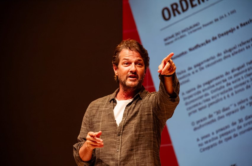 Marcelo Serrado chega à Joinville em 24 de outubro com espetáculo para rir e se emocionar