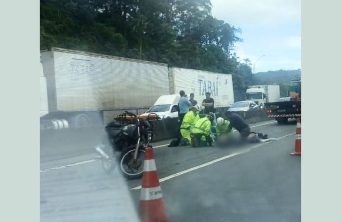Motociclista morre em colisão com caminhão na BR-101 em Joinville