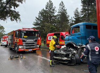 Mulher morre em acidente entre BMW e caminhão em São Bento do Sul