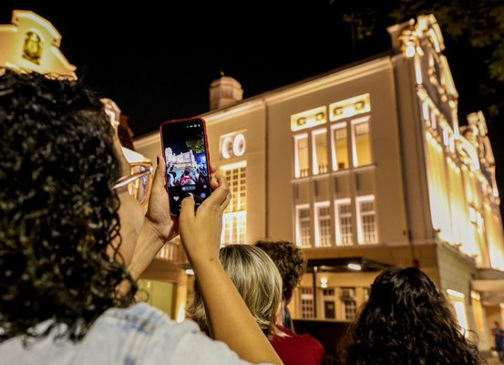 Passeio noturno histórico reúne dezenas em Joinville