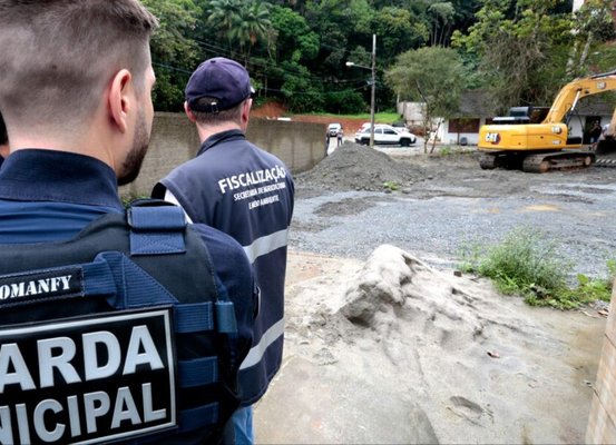 Prefeitura de Joinville remove fechamento irregular no Rio Mathias