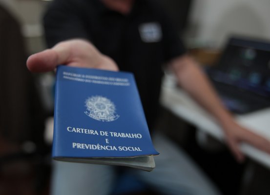 Santa Catarina bate recorde semanal de 2024 com quase 11 mil vagas de emprego no Sine