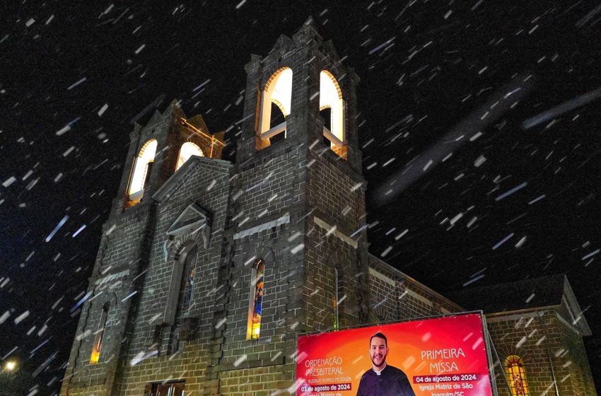 São Joaquim registra neve entre a noite desta sexta e madrugada de sábado