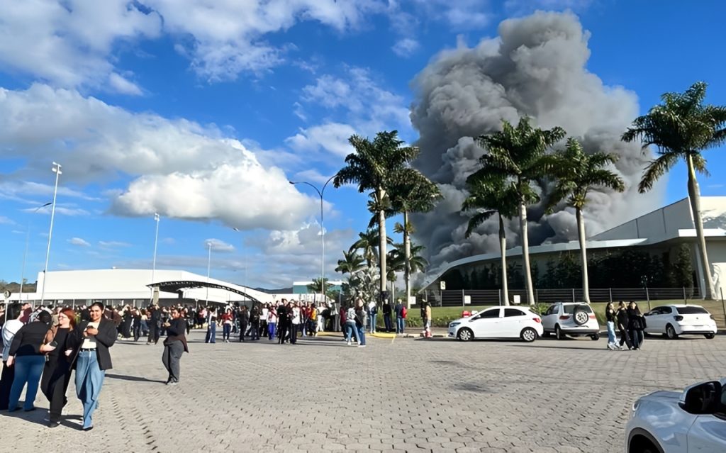 Incêndio de grandes proporções atinge fábrica têxtil em Itajaí