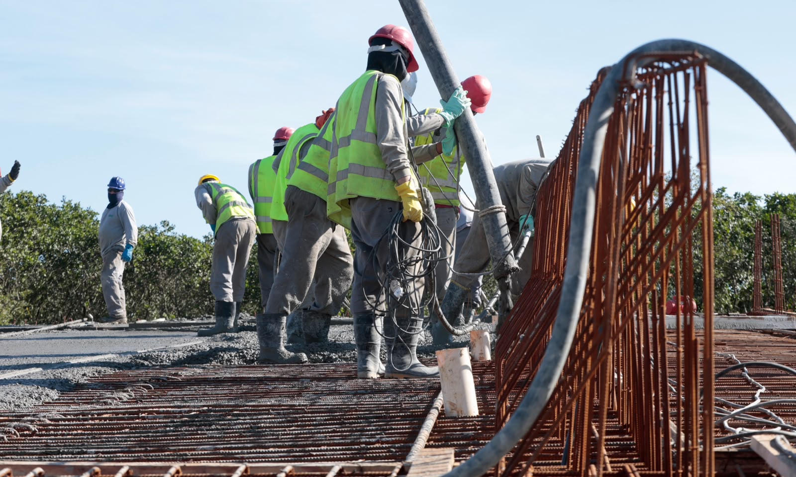 Oito caminhões de concreto são usados em nova laje da Ponte Anêmonas