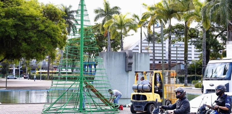 Joinville inicia montagem do Natal com árvore de 6 metros no Centro