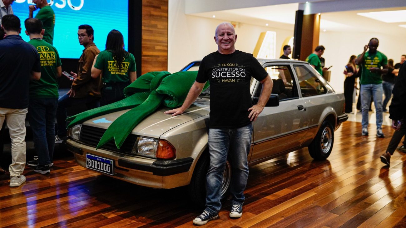 Diretor da Havan é presenteado com réplica de seu primeiro carro ao completar 40 anos de empresa