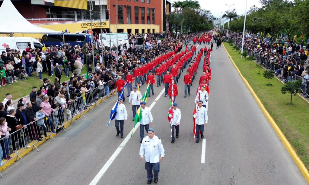 Desfile de 7 de Setembro reúne cerca de 15 mil pessoas em Joinville