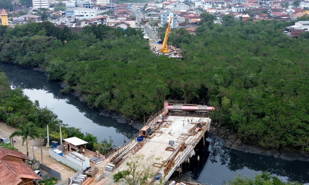 Ponte Anêmonas terá novo lançamento de oito vigas na segunda-feira