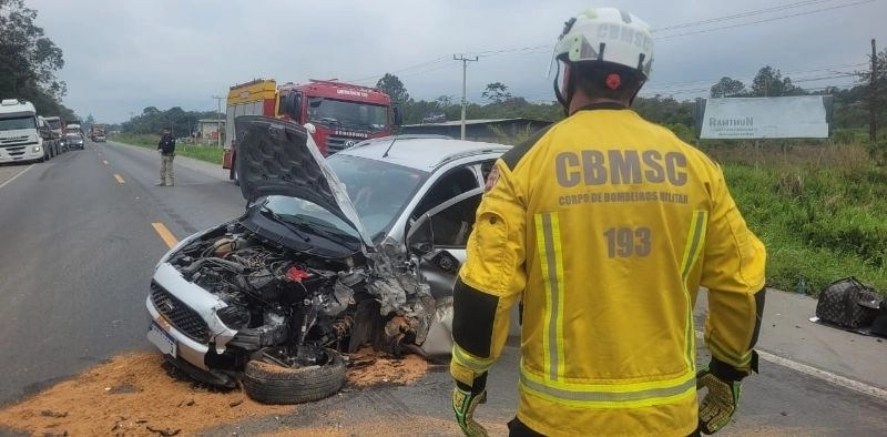 Colisão entre ônibus e dois carros deixa ferido na BR-280 em Araquari