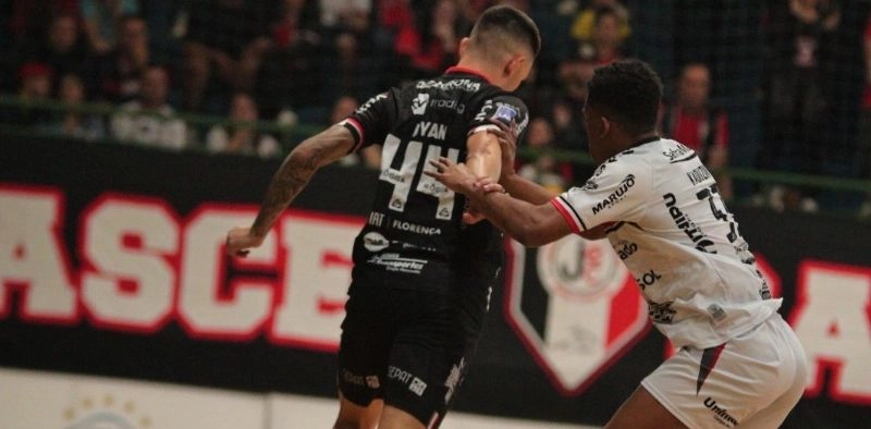 JEC Futsal perde invencibilidade em casa ao levar virada do Campo Mourão por 7 a 5
