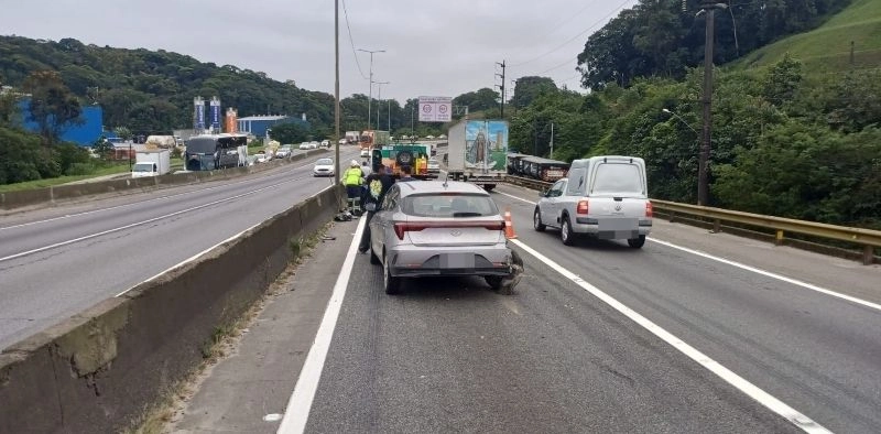 Colisão entre carros interdita parcialmente a BR-101 em Joinville e causa lentidão