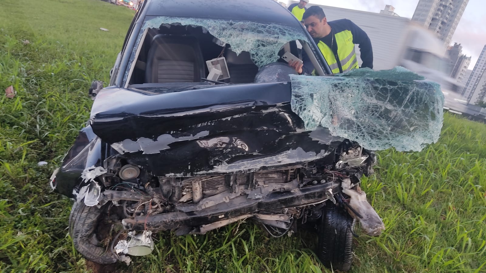 Acidente grave na BR-101 em Balneário Camboriú; motorista e passageiro morrem