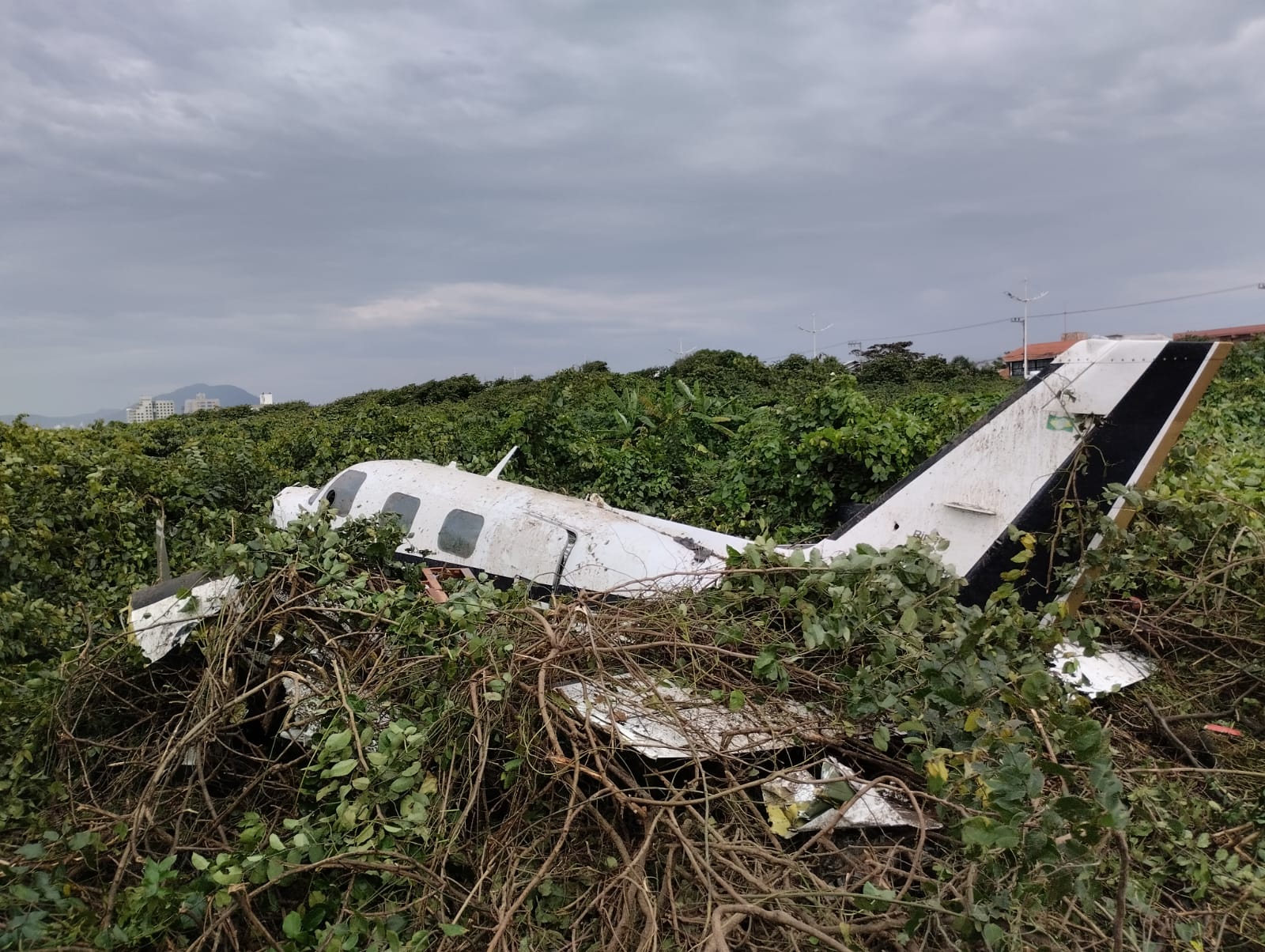 Avião bimotor cai em Navegantes e deixa dois feridos graves