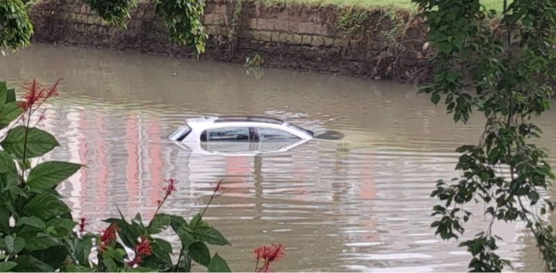 Carro cai no Rio Cachoeira após pane mecânica em Joinville