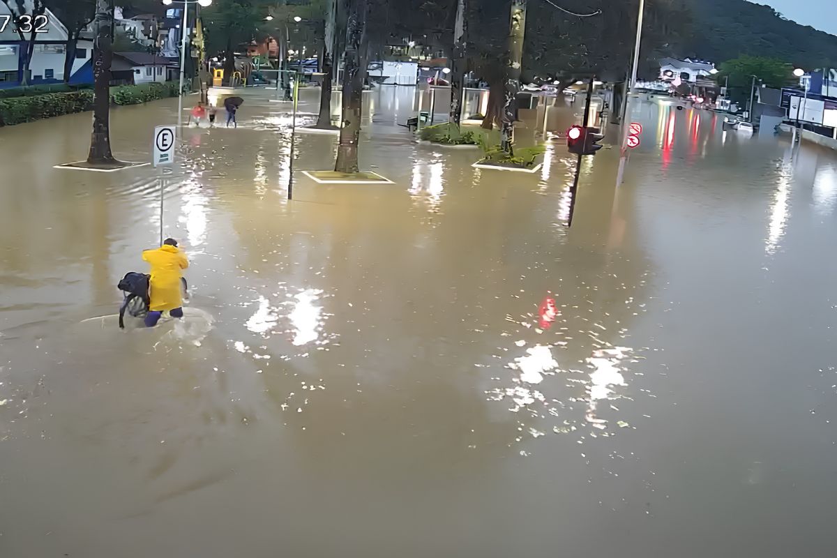 Chuva de 20 mm em uma hora alaga Joinville e para ônibus no Centro
