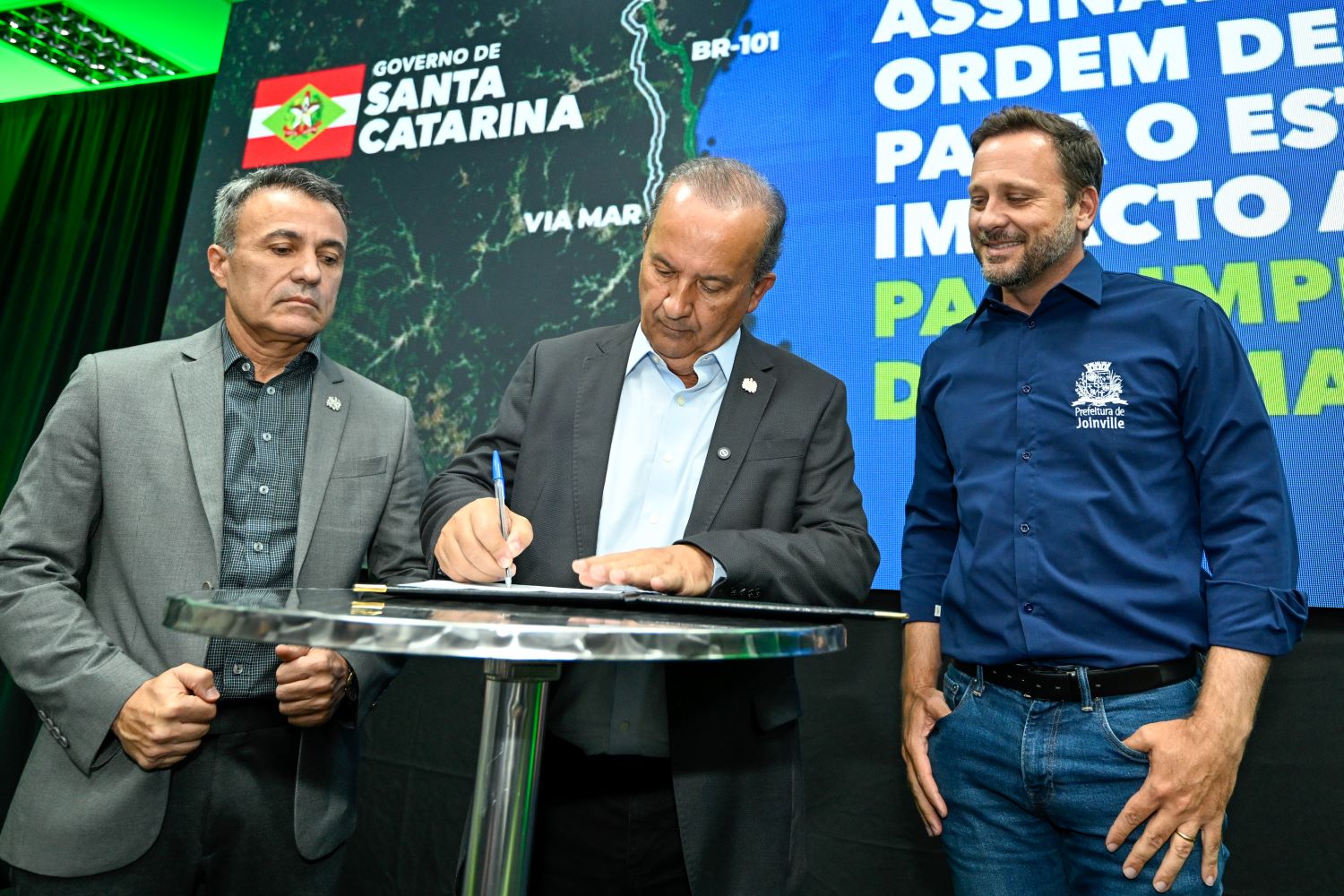 Em Joinville, governador assina ordem de serviço para Estudo de Impacto Ambiental da Via Mar