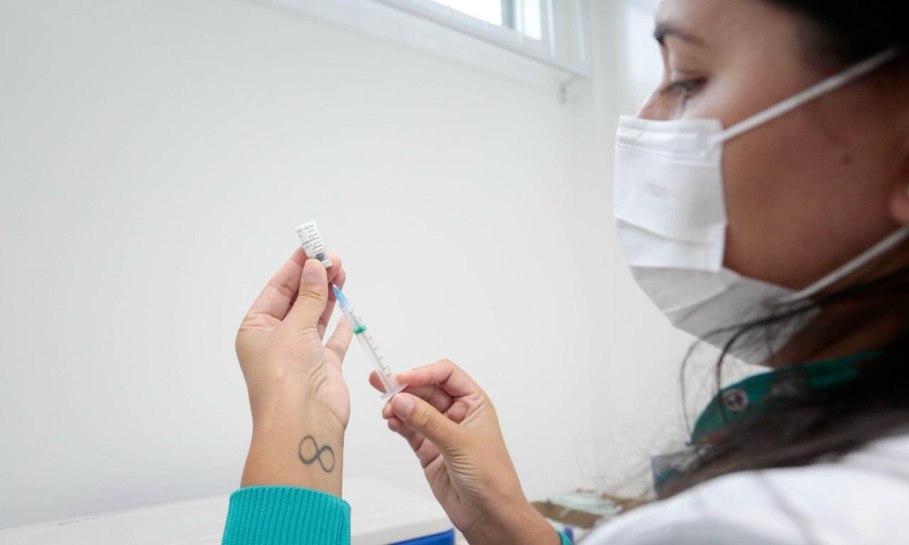 Oito unidades de saúde abrem neste sábado para vacinar contra a dengue
