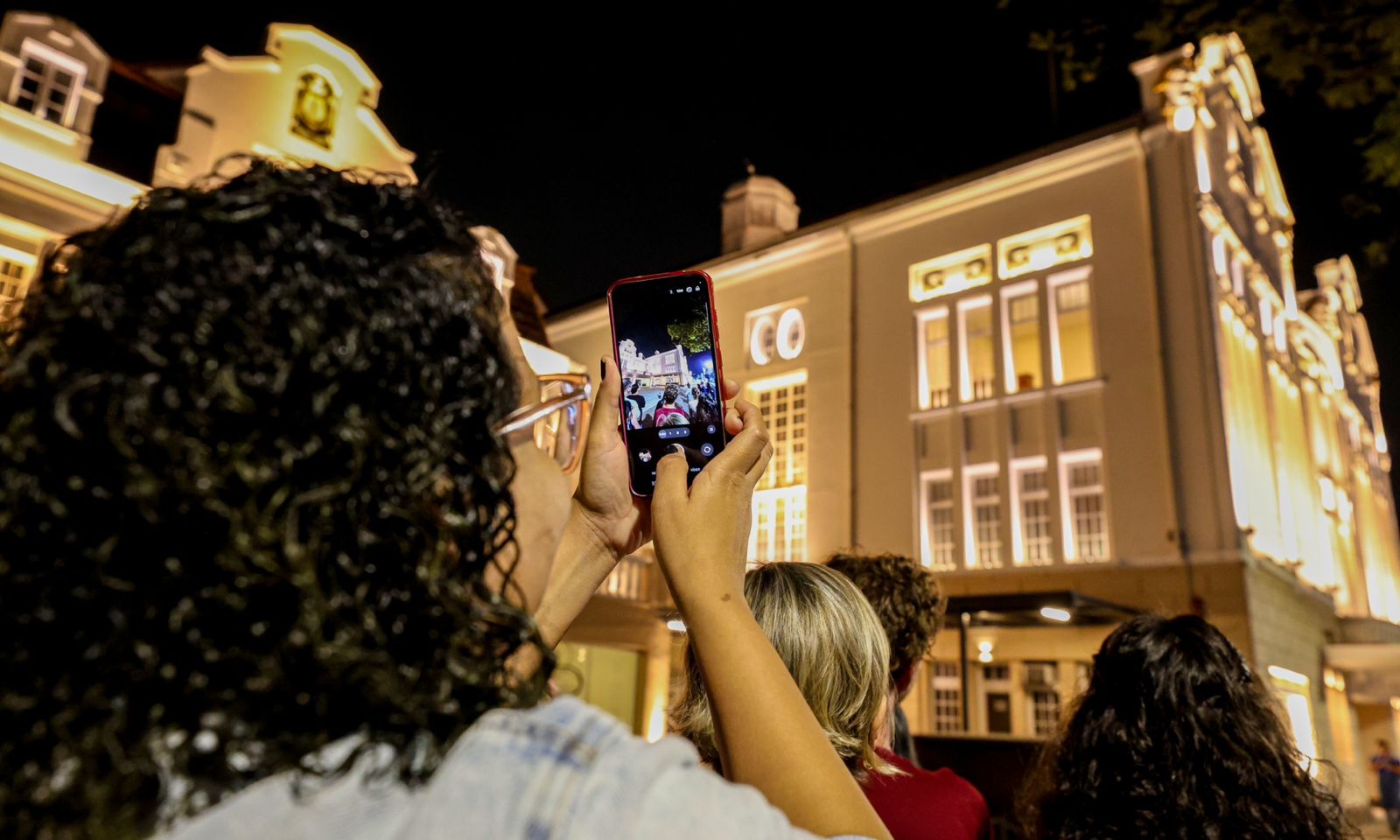Passeio noturno histórico reúne dezenas em Joinville